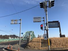 JR足利駅へ向かいます。
駅を出てすぐの橋は中橋。渡良瀬橋はもう一個上流の方です。
