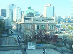 ホテルから荷物を運んでソウル駅でチェックインします。出国もしてしまう。
ここはフードコートから見た旧ソウル駅。

