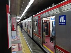 梅田駅で乗り換えます。

このように女性専用車両がハッキリと白く色分けされているのは良いですね。

東京地区だと、普段乗りなれない電車に乗る時、鉄道各社によってルールが異なるので、うっかり女性専用車両に乗ってしまう事があります。