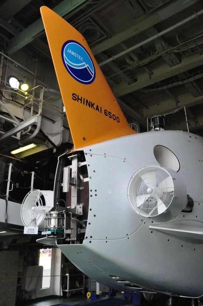 船尾の主推進機は大型旋回式が1基であったが、固定式の中型2基に改造され、運動性能が向上した。