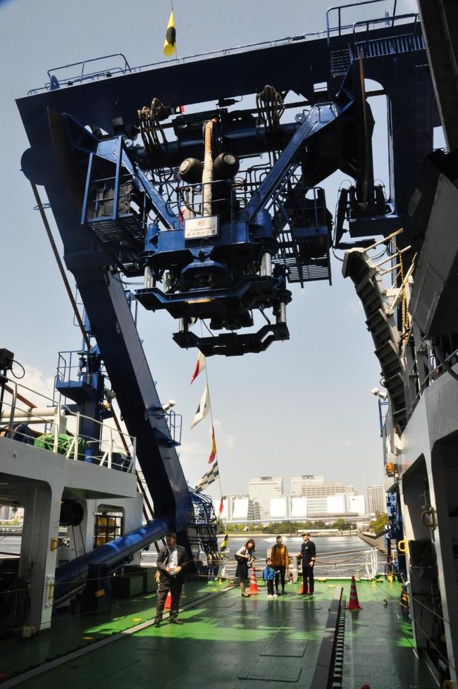 着水揚水装置とフレームクレーン<br />26.7ｔの潜水艇を吊る。