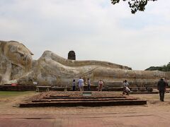 次に訪れたのは、ワット・ローカヤースッター（Wat Lokayasutha)
24時間　無料　無休

広い敷地には有名な涅槃仏と...

