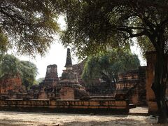 次に来たのはワット・プラ・ラーム（Wat Phra Ram）

車を降りて早速観光。

入り口は何処かな～？