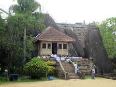 イスルムニア精舎は紀元前3世紀に岩山を利用して建造された寺院。一帯は仏教の聖地とされている。