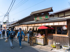 草餅で有名な萬松堂です。
ここの桜羊羹をお土産にするつもりですが、帰りに寄ることにしていました。