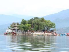 フェワ湖に浮かぶ島で、ヒンズー教の寺院があり、たくさんの人が船でお参りしている。