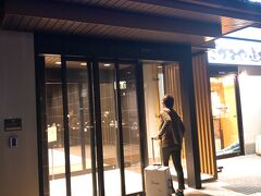 入口です。
フロントは2階にあります。

エレベーターでまずは2階へ。

https://www.sanco-inn.co.jp/ise/