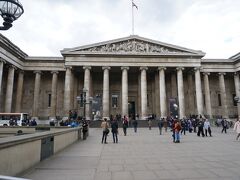 大英博物館へ到着しました
セキュリティーチェックを通過した所がここ
入場料は無料ですが展示場所の前にアクリルの箱が置かれ維持費の支援をお願いしていました