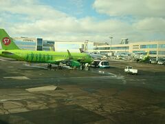 ロシア・モスクワ、ドモジェドヴォ空港に着陸。
数日後に乗る予定のS7航空の緑の機体が印象的。
お昼の３時過ぎでマイナス８℃です。
やっぱ寒いな。