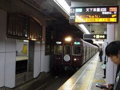 電車が来ました。
阪急5300系です。

「2025 EXPO 誘致」のヘッドマークを掲出しています。