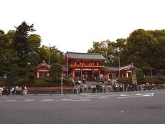 祇園白川散策のあとは八坂神社に戻ってきました。こちらの社は交差点に面しているため全景写真は車両が進入しないタイミングで信号機が青になる寸前に撮影する必要がありました。