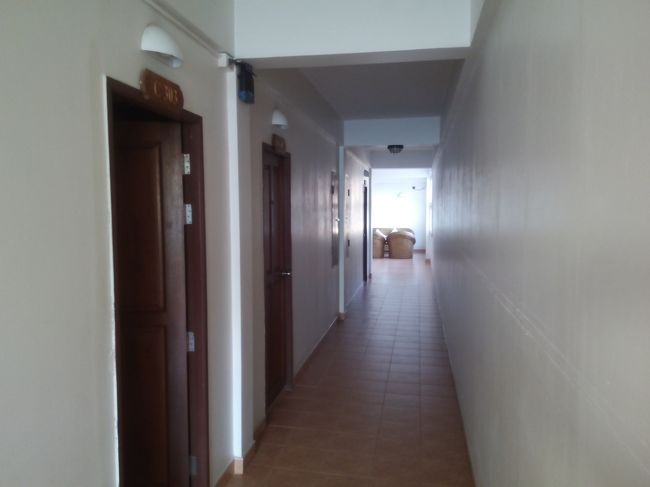 ライレイから帰ってきた。シャワーを浴びて、昼寝をして、夕日観賞とディナーに出かけます。ホテルの廊下を出たところ。