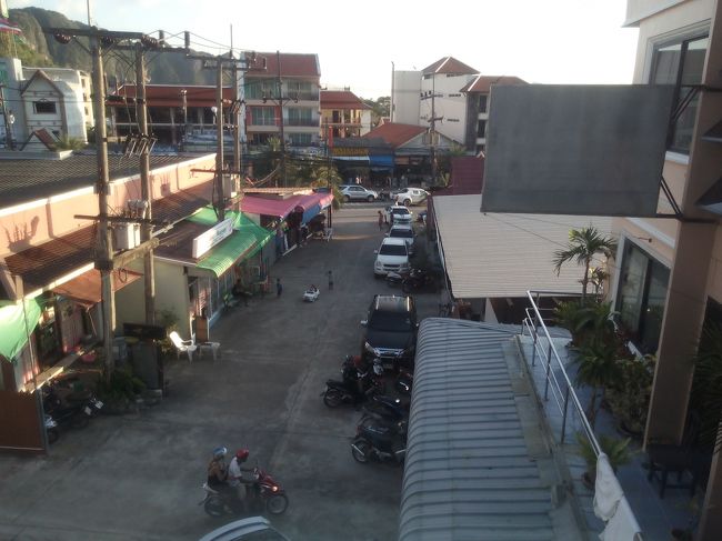 ホテルの窓からの景色。メインロードからちょっと入ったところにホテルはあります。目の前にたくさんのマッサージ店が並ぶ。