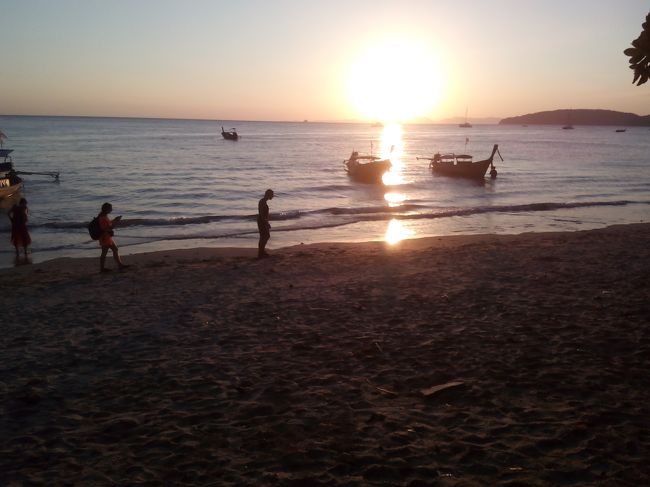 夕方にみんな散歩をしたり、ぼーっとしたり、泳いだり。時間がゆっくり流れます。