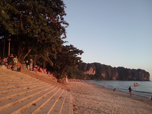 アオナンビーチの夕日スポットともいうべきか。時間よとまれー。