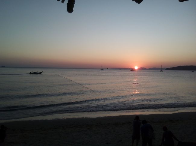 ビーチと夕日。いろいろな顔を数分ごとに見せてくれます。
