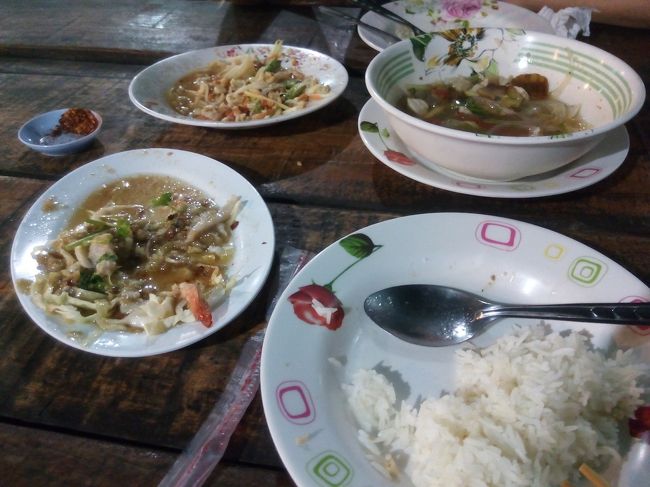 近くのレストラン。写真が食べかけでごめんなさい。ちょっと手遅れ、、、。でもおいしいですよ。FAMILY RESUTAURANT。