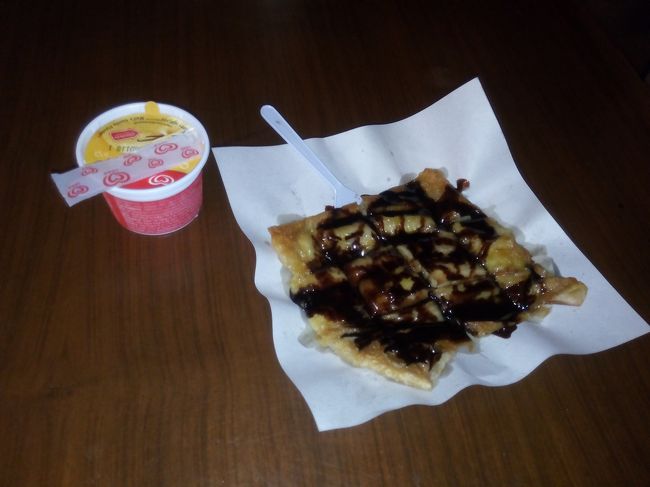 食後のデザート。バナナチョコパンケーキとバニラアイスクリームを添えて。ぜひ皆さん試してください。相当なカロリーを覚悟必要ですが、最高のデザートですよ。もう何も入らない。おやすみなさい