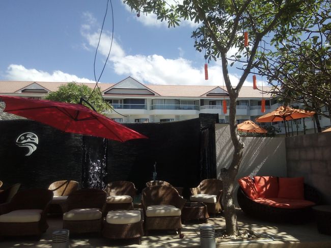 ビーチを眺めながらドリンクできるバー＆レストラン。