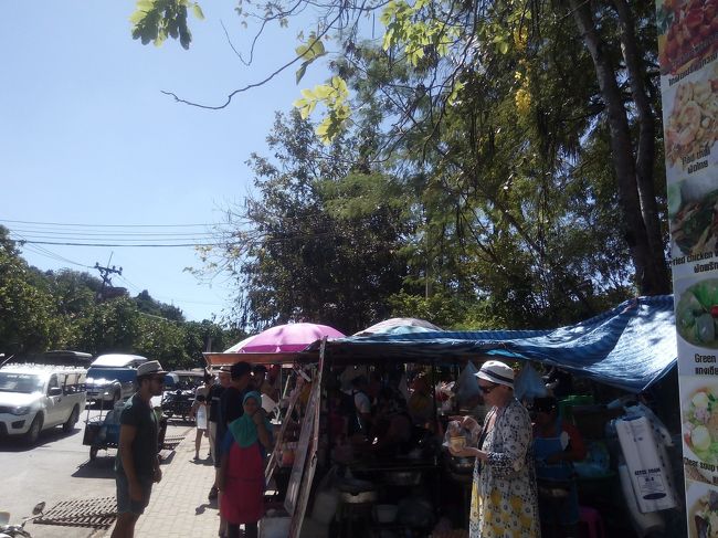 おなかが空いたので、ちょっと足を延ばして路上やタイに昼食を調達に。真昼の徒歩は信じがたいほど暑い。ちょと後悔。遠すぎた。