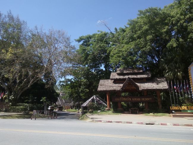 僕たちには縁のないリゾートホテルの入り口。ローシーズンだったらいつか泊まってみようかなぁ。