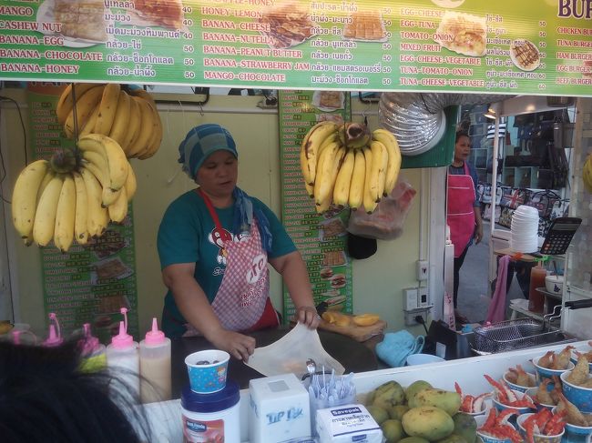 ホテルからすぐのパンケーキ屋さん。隣が、パッタイの有名店だったとは帰ってきてから他の方のブログで知りました。次回試しまーす。