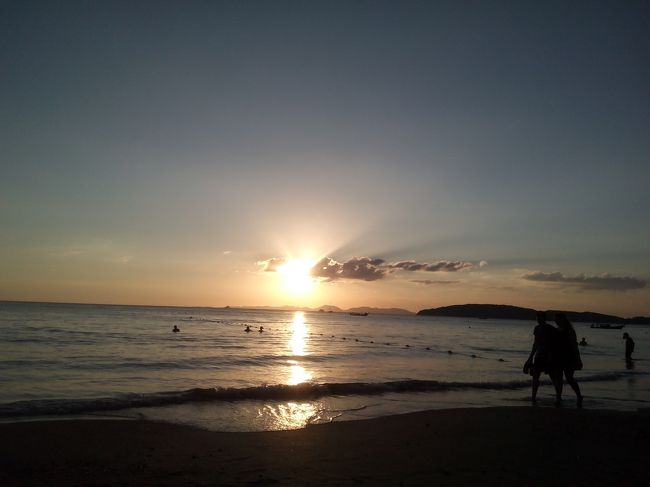 今日はちょっと雲にかかった夕日。やっぱり昨日の夕日は特別かも。今日は今日で美しー。この時間もまだ気持ちよさそうに泳ぐ人がちらほら。