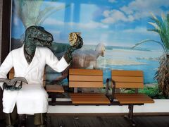 雪道運転が出来ない私は助手席☆彡
「あなた、運転頑張ってね～」とナビゲーターに（笑）
滋賀県から福井県に抜ける山間部は路面も雪でした。
いつもより時間が掛かかりましたが（多分）何とか
福井県の南條SAに到着！

私、良く考えたら福井県は初めての訪問地なのよね～
白衣を着た恐竜がお出迎え☆彡
皆様の旅行記で見覚えのある、この恐竜はここに居たのね。
