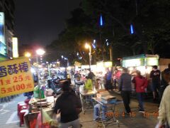 廣州街夜市
こっちはちょっと広めの道に展開しているので、歩きやすいです。
