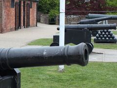 Ypres Towerの前に並んでいた大砲