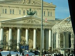 ロシア舞台芸術の最高峰、ボリショイ劇場の前を通過。
バレエはサンクトペテルブルクで鑑賞予定。
中に入ってみたかったな。