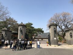 と言う事でソウルに来たらここに行っとけと言う景福宮にやって来ました。
しかしながら事前の調べが甘く、ここをじっくり攻めると軽く半日潰れちゃう？
仕方がないのでここは割り切り無料エリアだけ舐めて行って来たと言う事にします。
残りは泊まりの時にでも…。