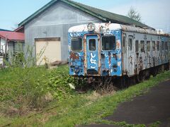 途中の嘉瀬駅には元SMAPの香取慎吾がペイントした汽車が今もあります
20年近く前のイベントだったのでかなり塗装が剥げてきてしまってましたが
このあと2017年6月に塗り替えたそうです