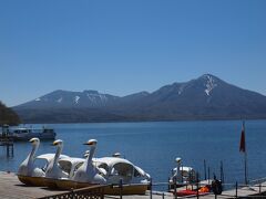 左手には樽前山と風不死岳
樽前山は今なお噴煙を上げている活火山です。
白鳥の形をした足漕ぎボートが可愛いです。
