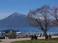 湖畔へ降りてきました。
支笏湖畔の観光船とスワンボート乗り場です。
対岸にそびえるのは恵庭岳。

