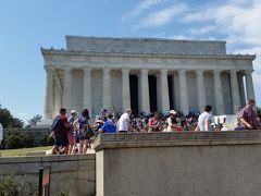 　リンカーン記念館　　入場無料なので、入ります。
 1865年4月に凶弾に倒れた、16代大統領リンカーンの偉業をたたえるために建てられたものです。ドリス様式の柱の数は36本、リンカーン死亡当時の合衆国に加盟していた州の数です。
