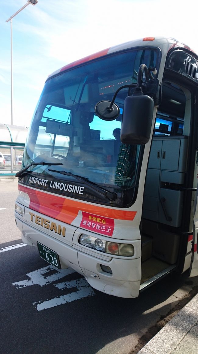 バスに乗ってまずホテルへ向かいます。<br /><br />ホテル最寄りのバス停ベイエリア前まで行くのが、ちょうど待っていたので乗り込みます。460円でした。<br />多くの人が函館駅で降りていました。