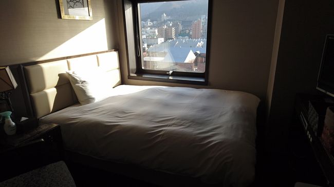 ベッドの脇の窓からは函館山が見えます。<br /><br />そしてこの窓、ブラインドは窓の外側にあります。