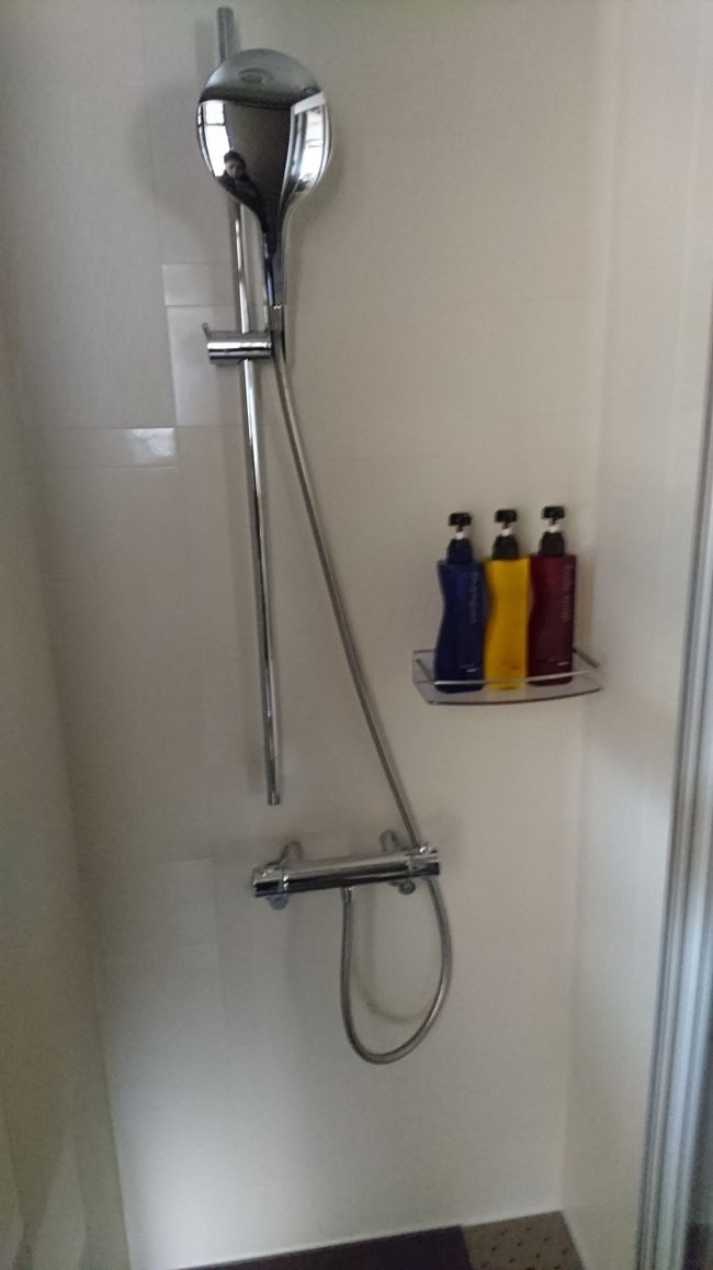 客室内のシャワーブース。<br /><br />でも、温泉の大浴場に入るので使いませんでした。