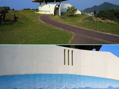 灯台脇に建てられている東屋。

その壁に飾られているレリーフ、西崎から見る台湾が描かれています。


久部良港に向かいます。