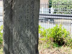 天塚（あまつか）古墳を見たくて、天神川駅で降りました。
古墳へ行く途中の千石荘公園で見つけたこの記念碑。

明治天皇御製の碑です。
なんで？って思ったら