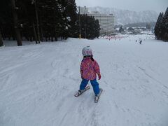 1シーズンぶりながら斜度も緩やかなのでのんびり滑走中。

ちなみにスキーの板はシーズンレンタルしてます。
3点セットを1シーズン借りて、早割適用だと8700円です。

子どもスキーサポートセンター
http://www.kodomoski.com/product-list/48