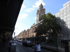 こちらはフリンダース ストリート駅 
堂々とした建物はヨーロッパの建築のよう・・・
イギリス植民地の歴史があるということを思い出させます。