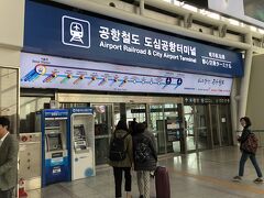 ソウル駅の1番奥に空港行きA’REXの乗り場があります。
ここから地下の改札に入ります。