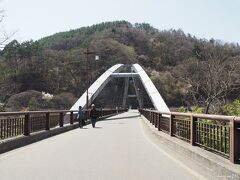 三峰川に架かる白山橋（平成6年竣工）

歴史博物館の桜よりも咲いている桜があるとかで、
ちょっと足を延ばしてみました。