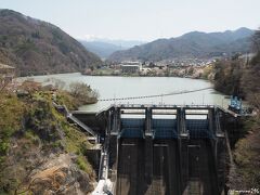 高遠ダム（高遠さくら発電所）

白山橋の上からの眺め。
天竜川水系三峰川に1958年竣工したダム。
高遠さくら発電所は、2017年4月1日から運転開始。
(ダムカードを貰って来れば良かったかな）