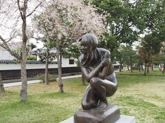 松代　真田公園の彫刻と桜

「屈む女」　安田周三郎作

公園には、このほかにもいくつかの彫刻が飾られていました。