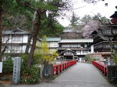 じゃじゃんっ

そして・・・
ようやく四万温泉到着！
温泉宿の看板がバス停にないから積善館どこかとおもったら
一本しかない商店が連なる道に入っていってすぐ左手でした

やっと着いた―
そしてこれがアノ宿ですね！