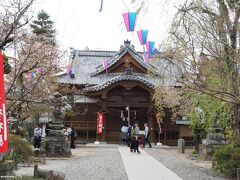 懐古神社

明治13年(1881)に小諸城跡を懐古園として整備した際、
旧小諸藩の士族らにより、同藩を治めた牧野氏の歴代藩主の霊を
藩政時代から城内の鎮守神として祀られていた天満宮・火魂社と
合祀して建立。

現在の社殿は昭和６２年（１９８７）改築。