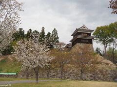 上田城跡公園　尼ヶ淵から見上げる南櫓　16:40頃到着

駐車場から暫く歩いて公園に向かいます。
第15回　上田城千本桜まつりが4月7日～22日まで開催されているのですが、
こちらの桜もほぼ散ってしまっていました。